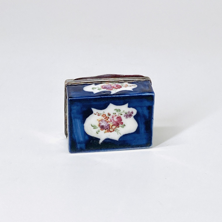 Soft porcelain box with blue background – Eighteenth century