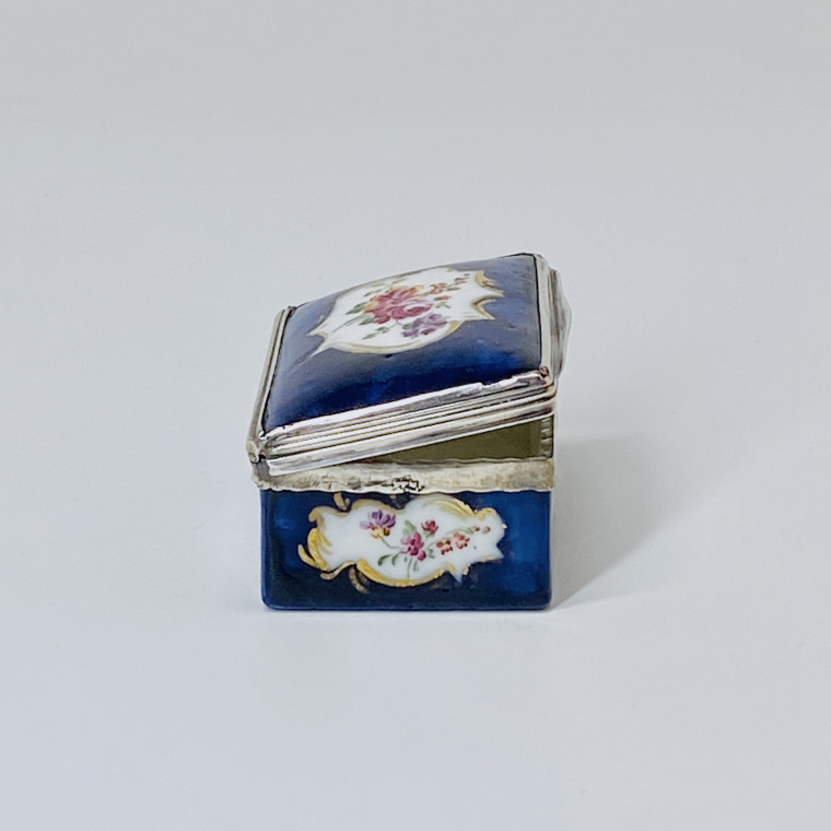 Boîte à priser en porcelaine tendre à fond bleu – XVIIIe siècle