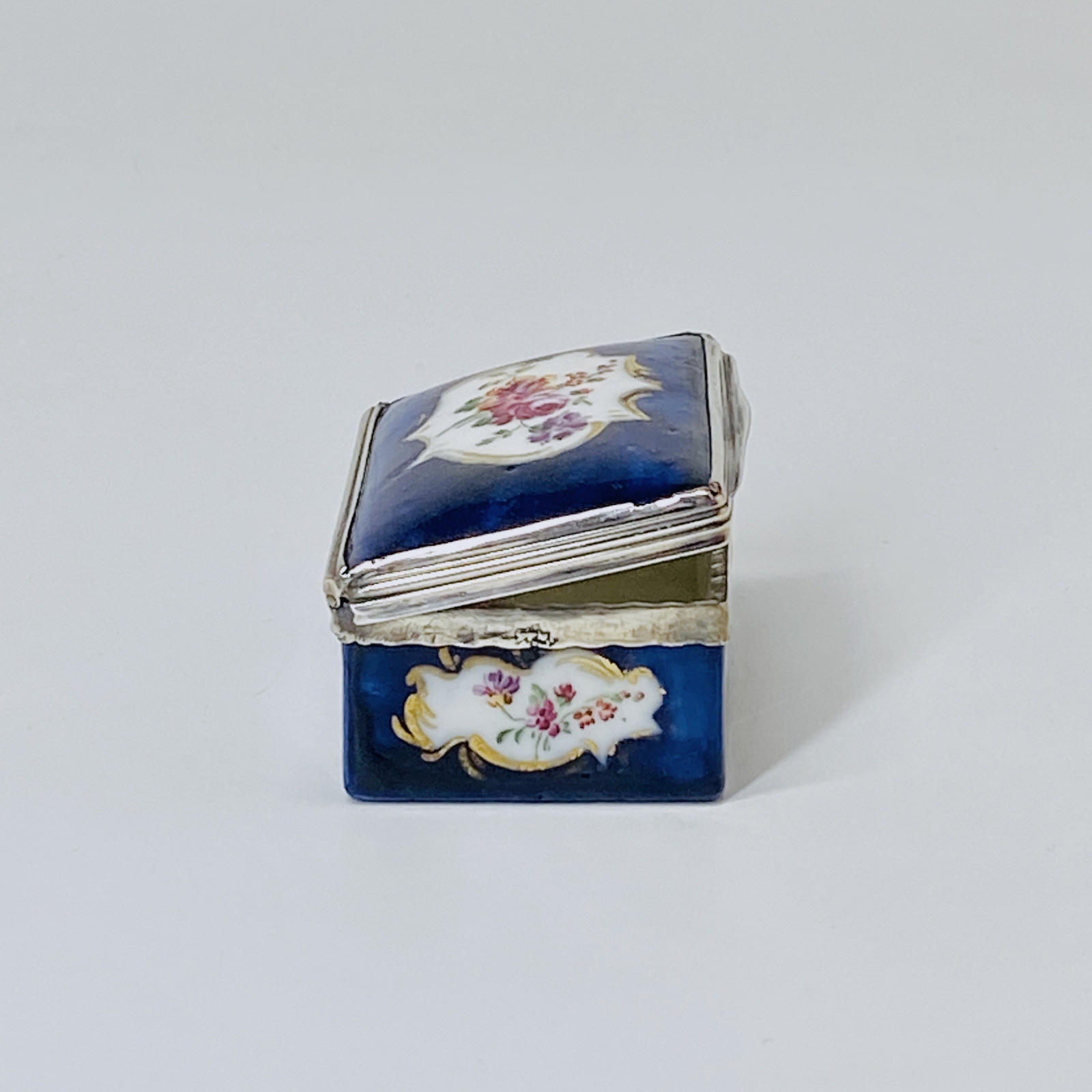 Soft porcelain box with blue background – Eighteenth century
