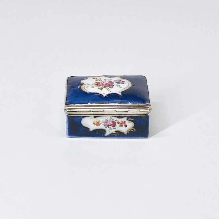 Soft porcelain box with blue background – Eighteenth century
