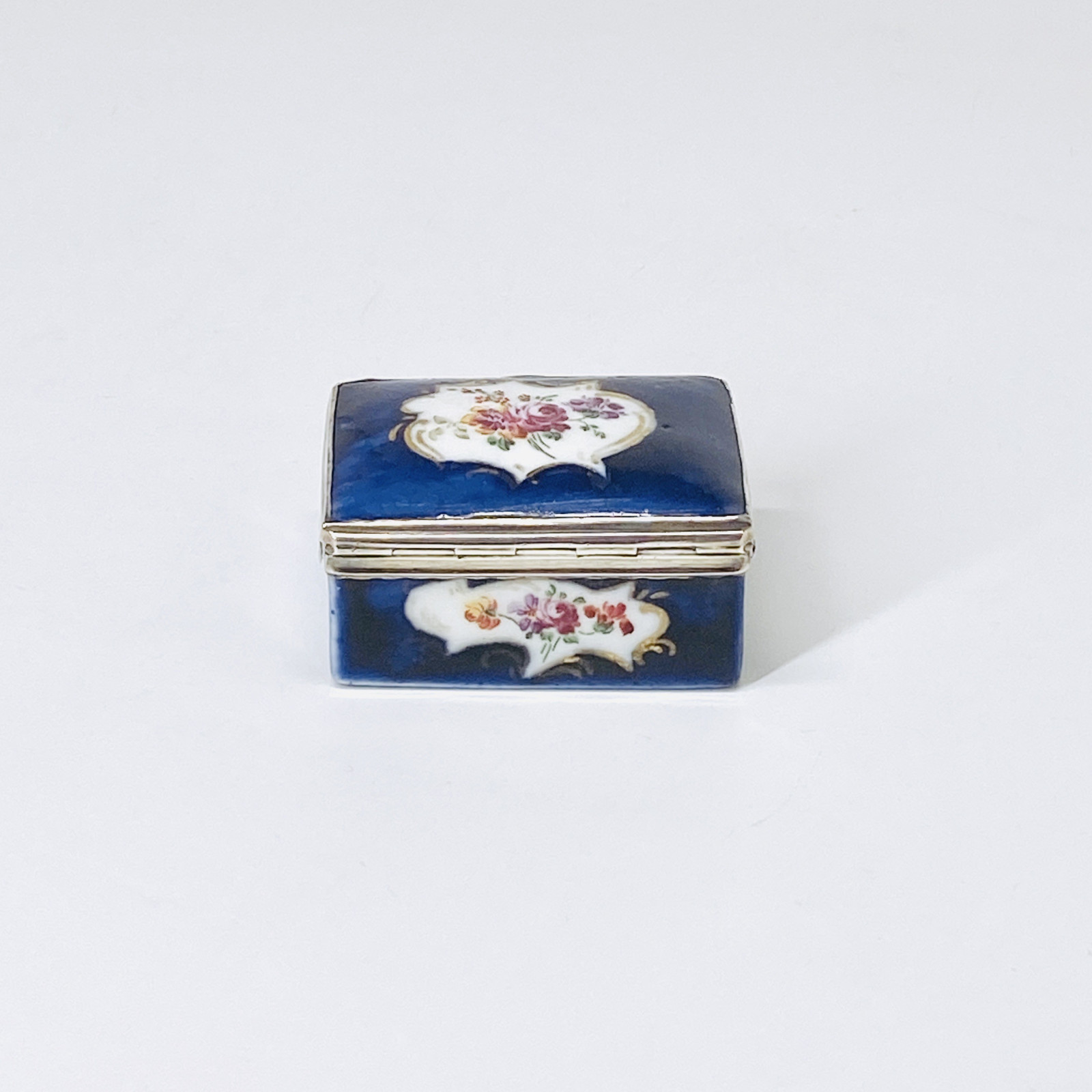 Soft porcelain box with blue background – Eighteenth century