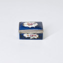 Soft porcelain box with blue background – Eighteenth century