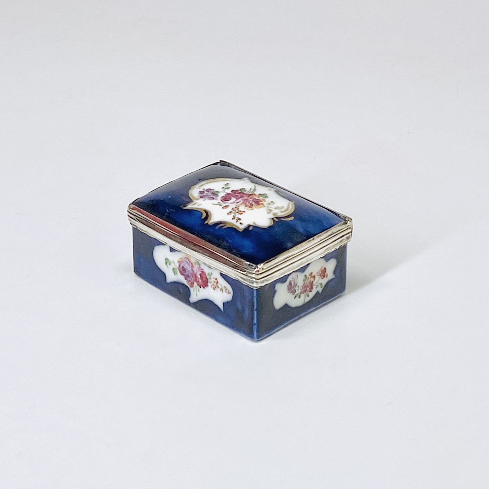 Boîte à priser en porcelaine tendre à fond bleu – XVIIIe siècle