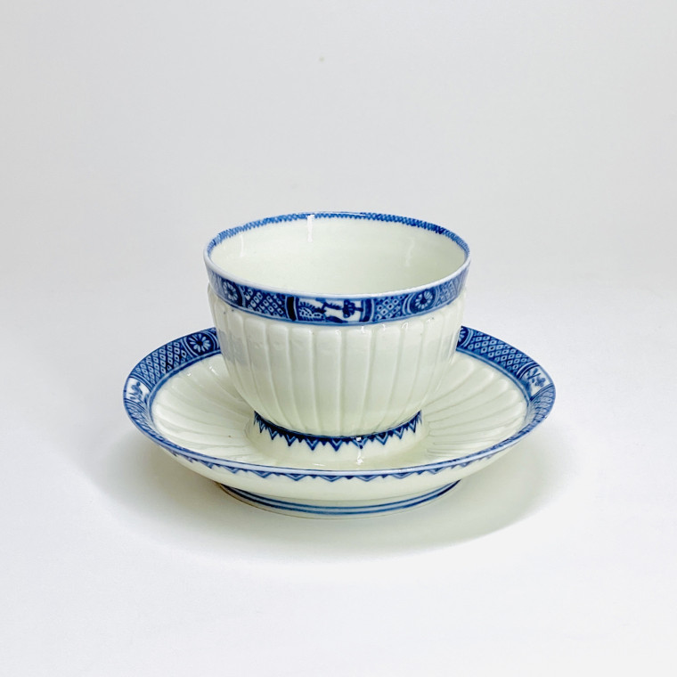 Saint-Cloud - Tasse trembleuse à godrons et galon bleu - Début du XVIIIe siècle