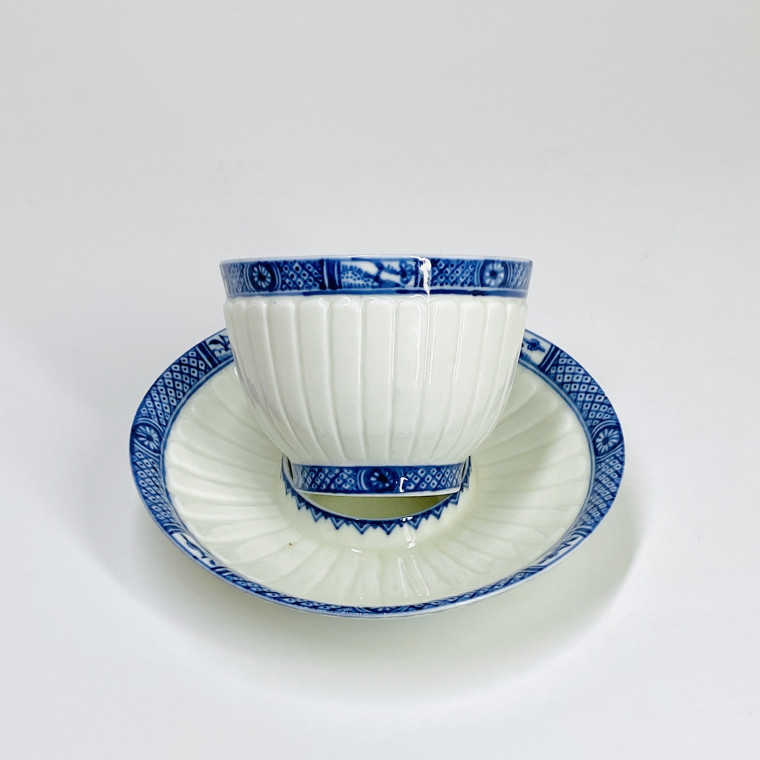 Saint-Cloud - Tasse trembleuse à godrons et galon bleu - Début du XVIIIe siècle