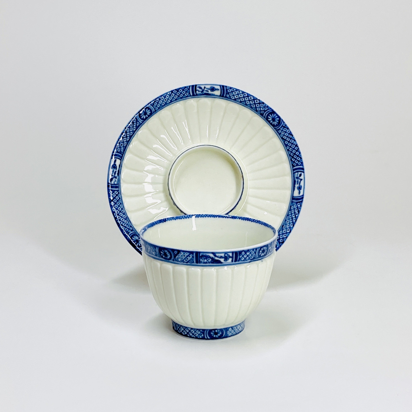 Saint-Cloud - Trembling cup with gadroons and blue braid - Early eighteenth century