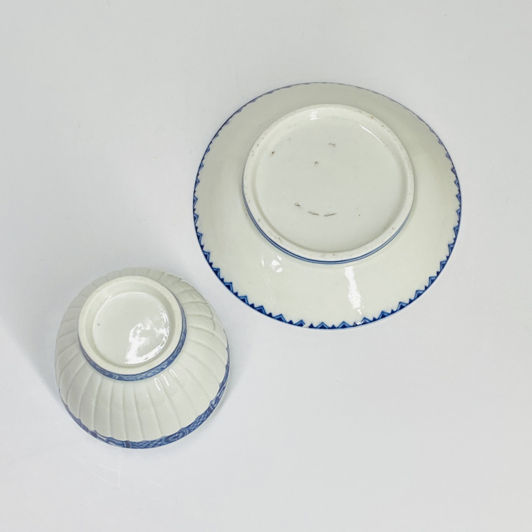 Saint-Cloud - Tasse trembleuse à godrons et galon bleu - Début du XVIIIe siècle