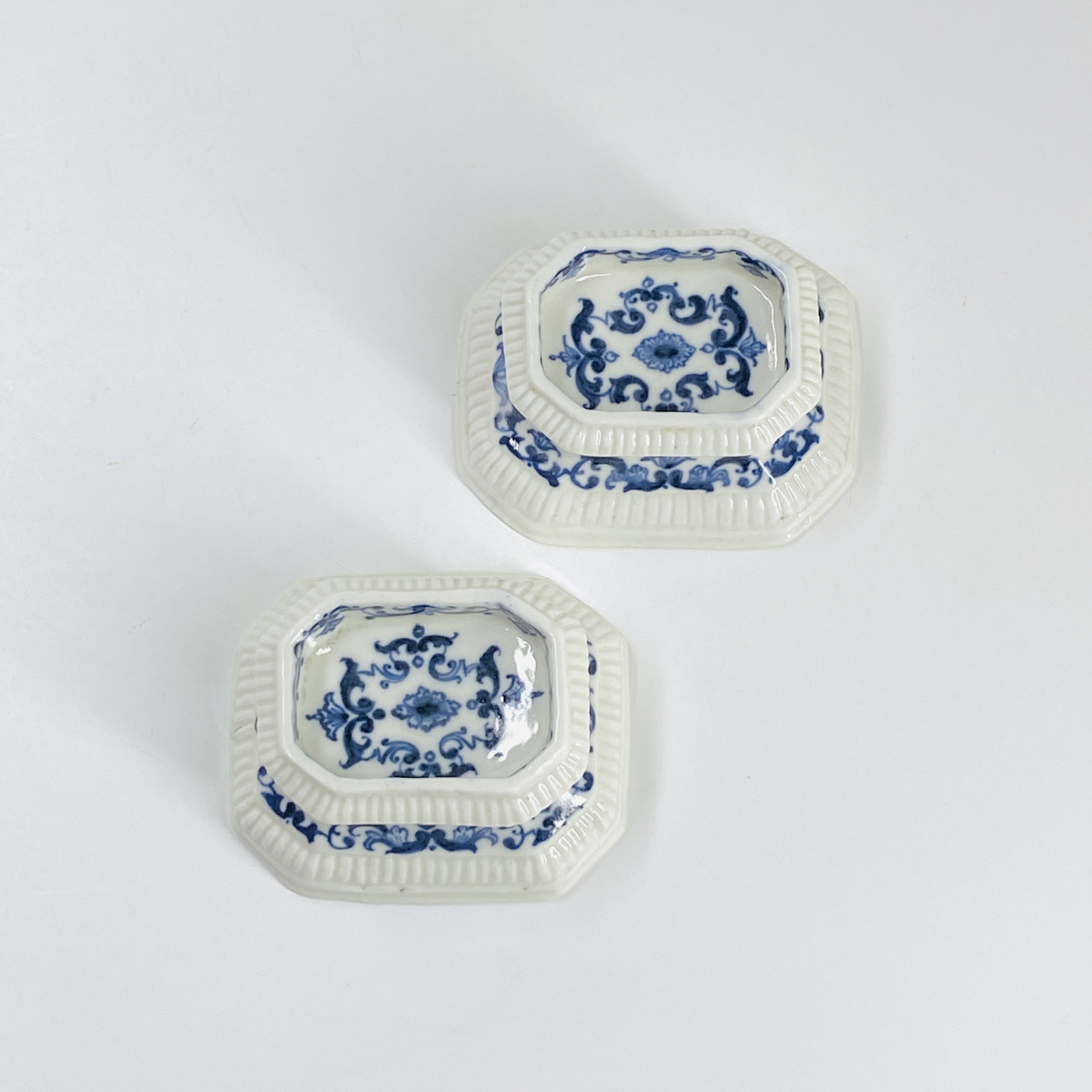 Saint-Cloud - Paire de salières à décor de lambrequins - Début du XVIIIe siècle