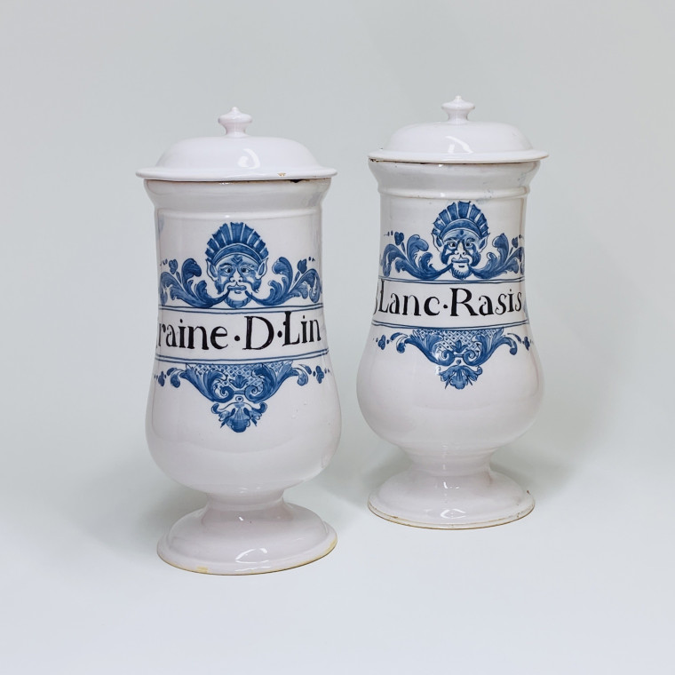 Moustiers - Pair of pharmacy jars - First half of the eighteenth century