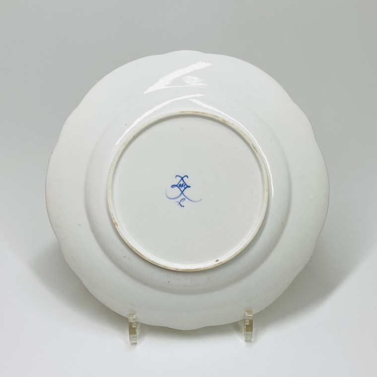 Sèvres - Assiette à décor de bouquets de fleurs - XVIIIe siècle
