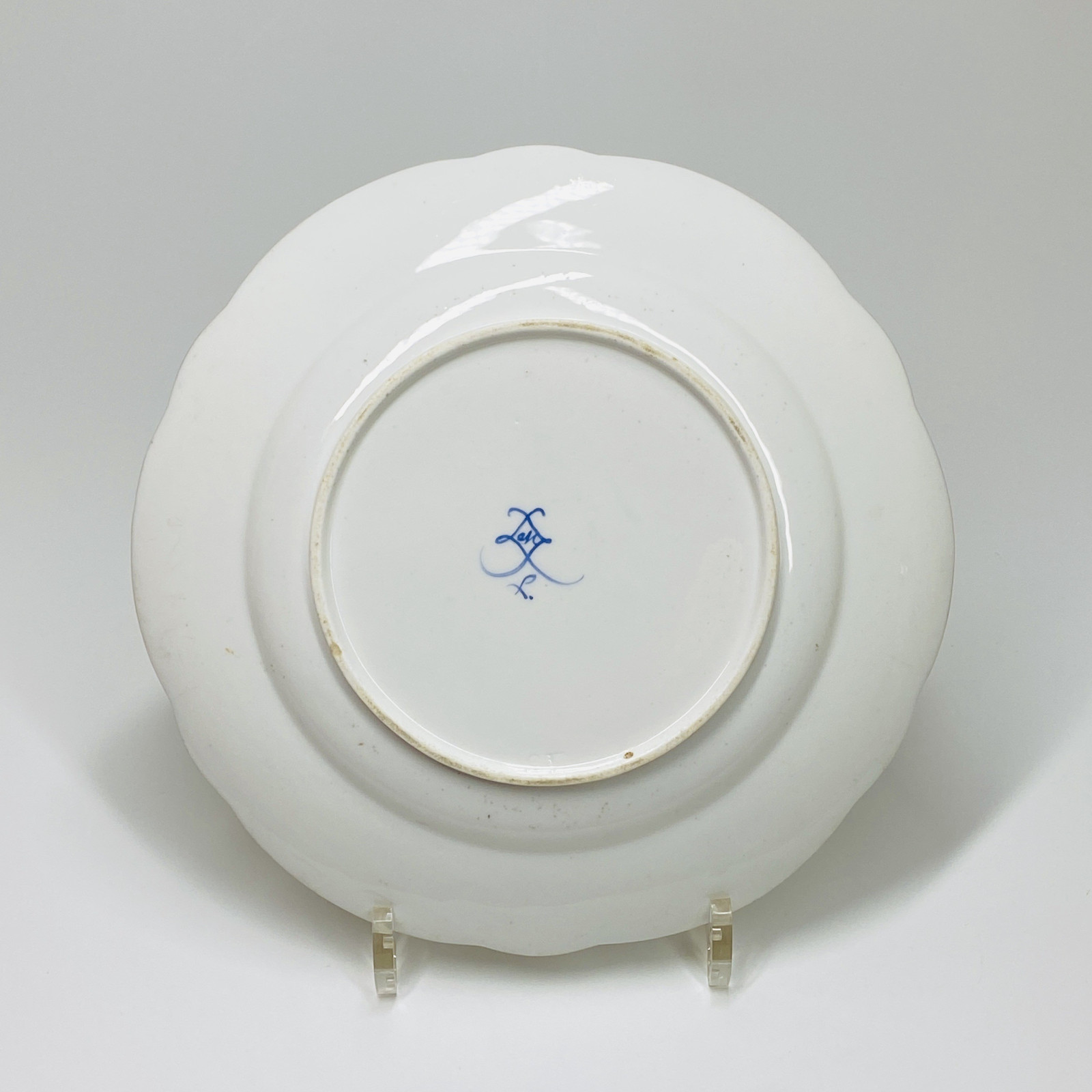 Sèvres - Assiette à décor de bouquets de fleurs - XVIIIe siècle