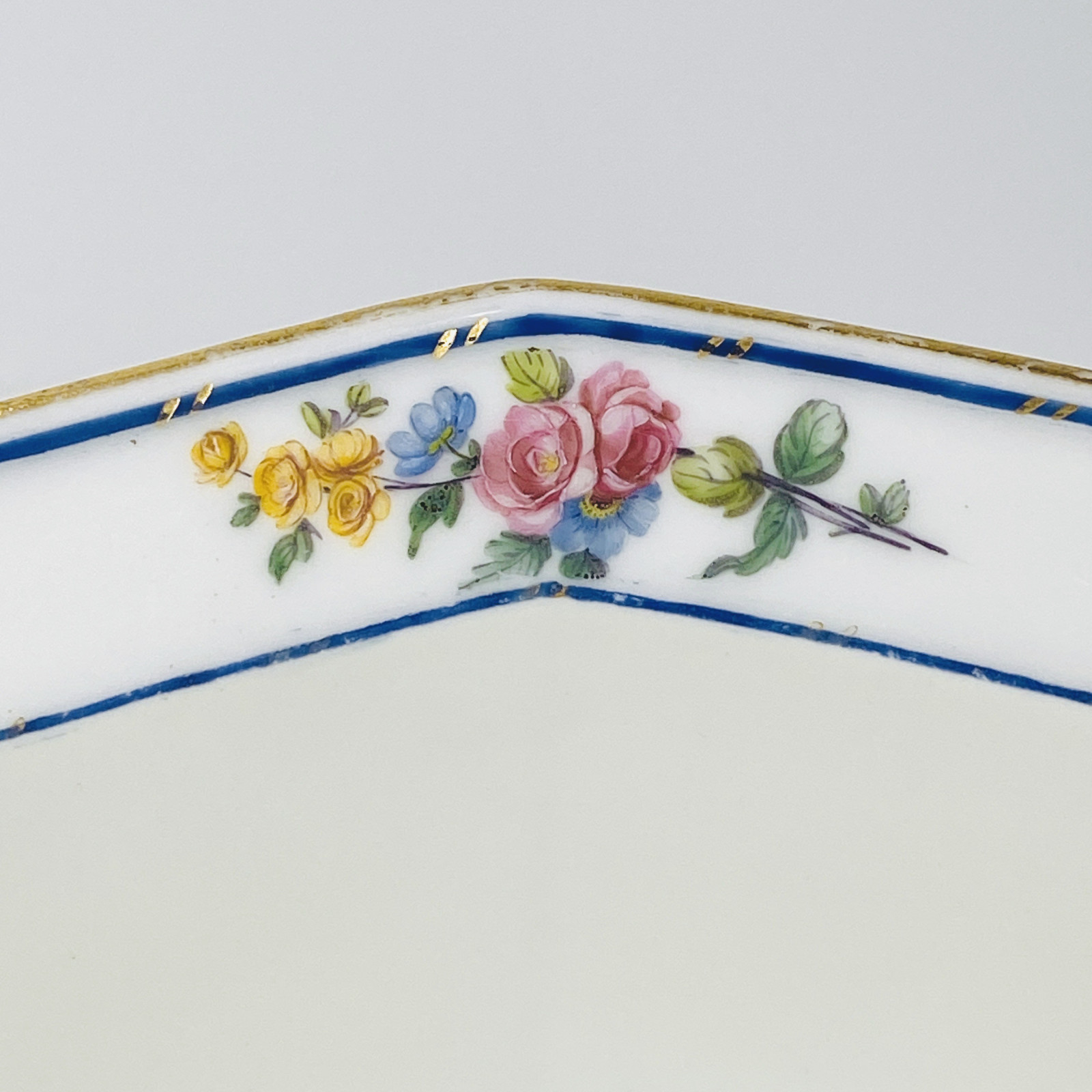 Sèvres - Saladier à mortier à décor de bouquets de fleurs - XVIIIe siècle