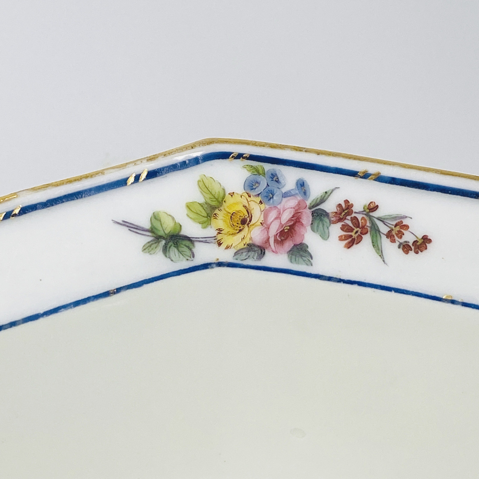 Sèvres - Saladier à mortier à décor de bouquets de fleurs - XVIIIe siècle