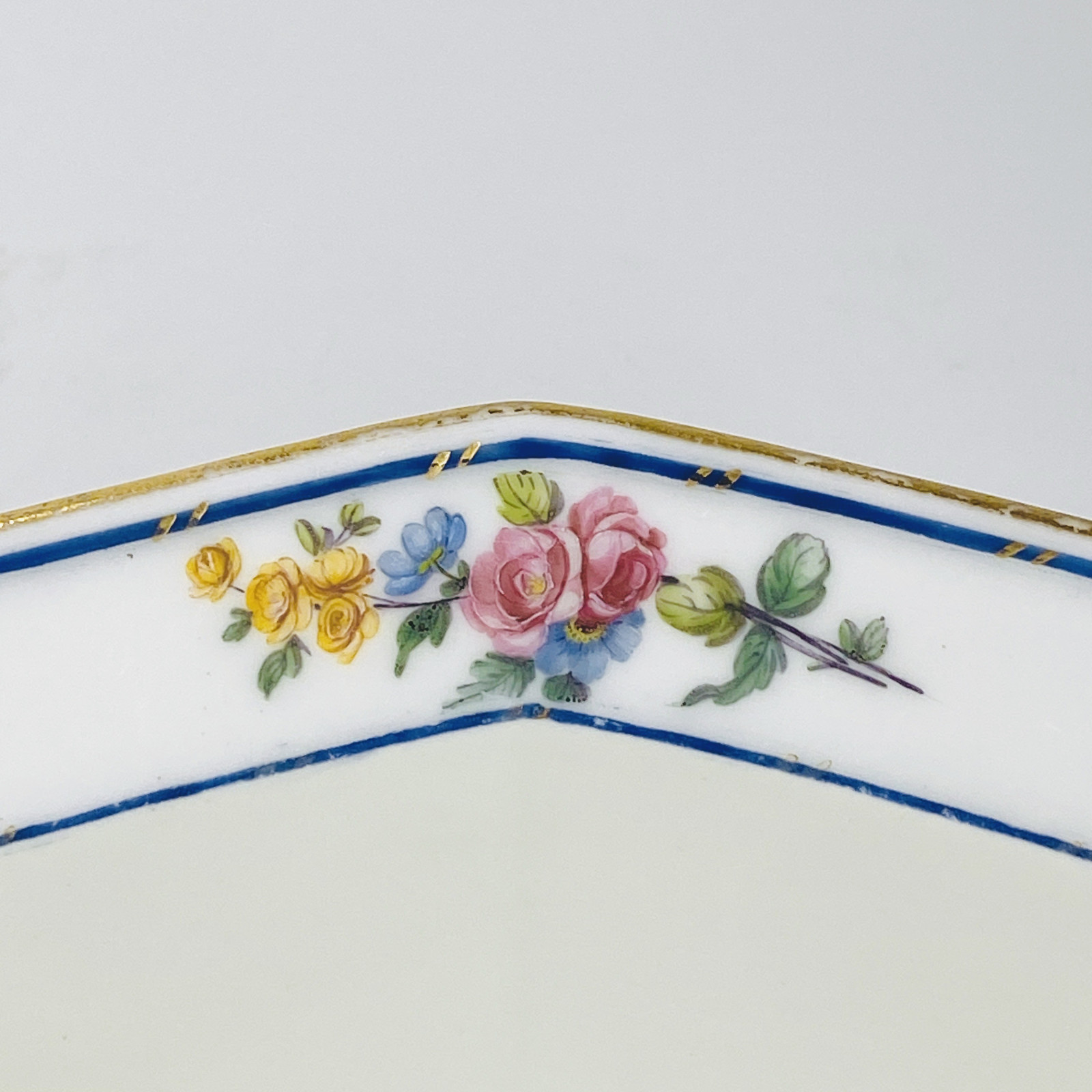 Sèvres - Saladier à mortier à décor de bouquets de fleurs - XVIIIe siècle