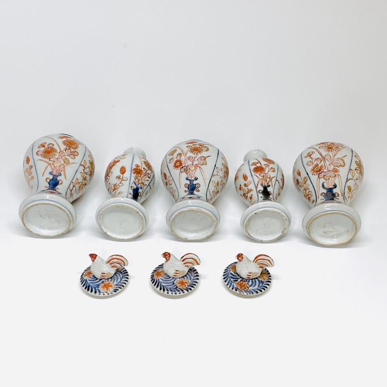Garniture en porcelaine du Japon à décor Imari - Arita - Début du XVIIIe siècle