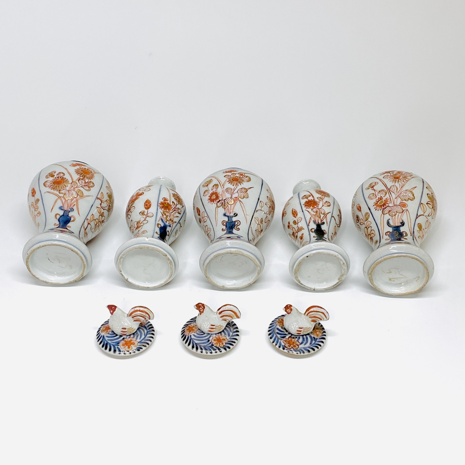 Garniture en porcelaine du Japon à décor Imari - Arita - Début du XVIIIe siècle
