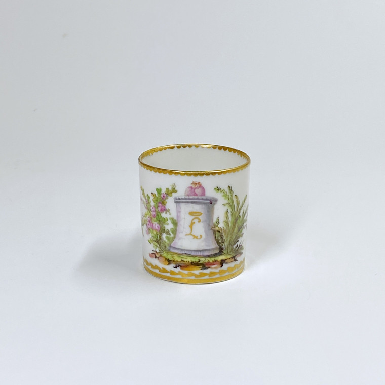 Sèvres - Tasse litron à décor de coeurs enflammés - XVIIIe siècle