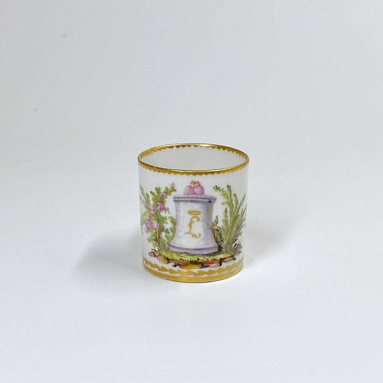 Sèvres - Tasse litron à décor de coeurs enflammés - XVIIIe siècle