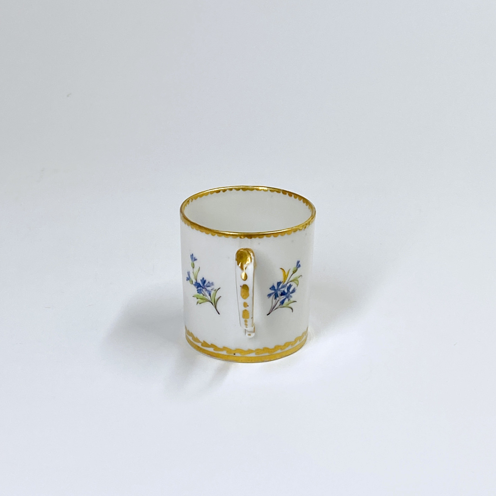 Sèvres - Tasse litron à décor de coeurs enflammés - XVIIIe siècle