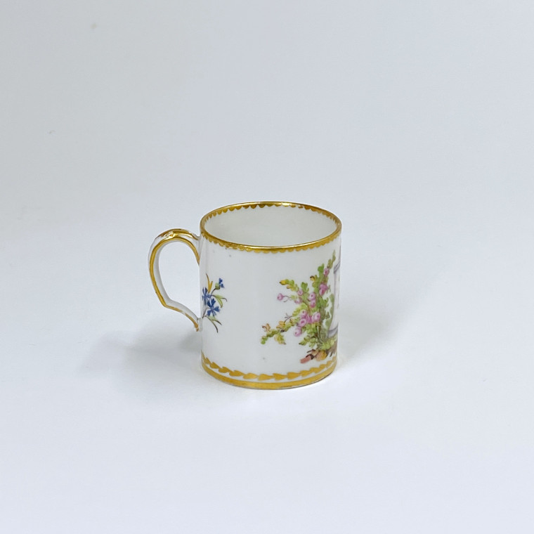 Sèvres - Tasse litron à décor de coeurs enflammés - XVIIIe siècle