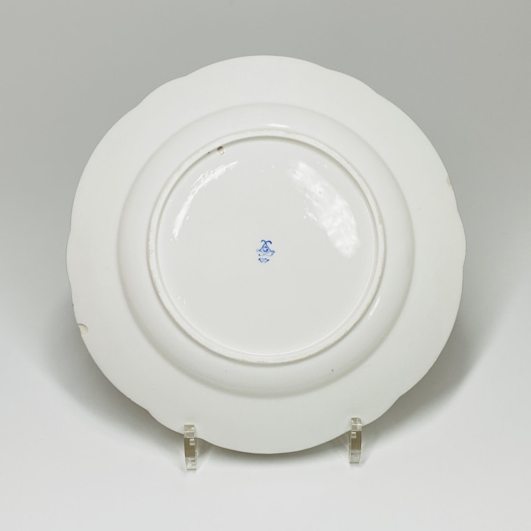 Sèvres - Assiette à décor de bouquets de fleurs et fruits - XVIIIe siècle