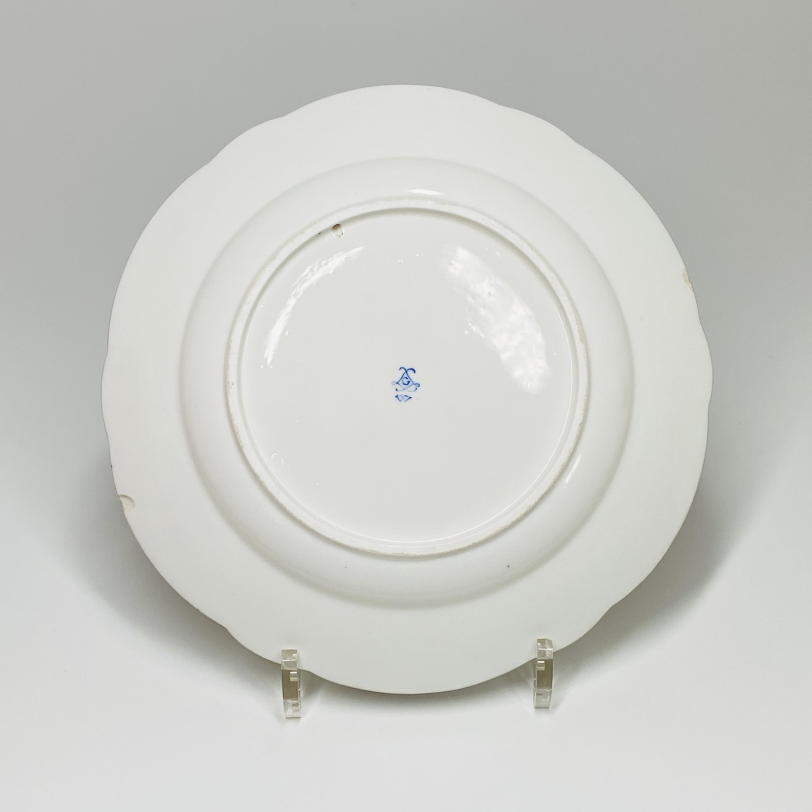 Sèvres - Assiette à décor de bouquets de fleurs et fruits - XVIIIe siècle