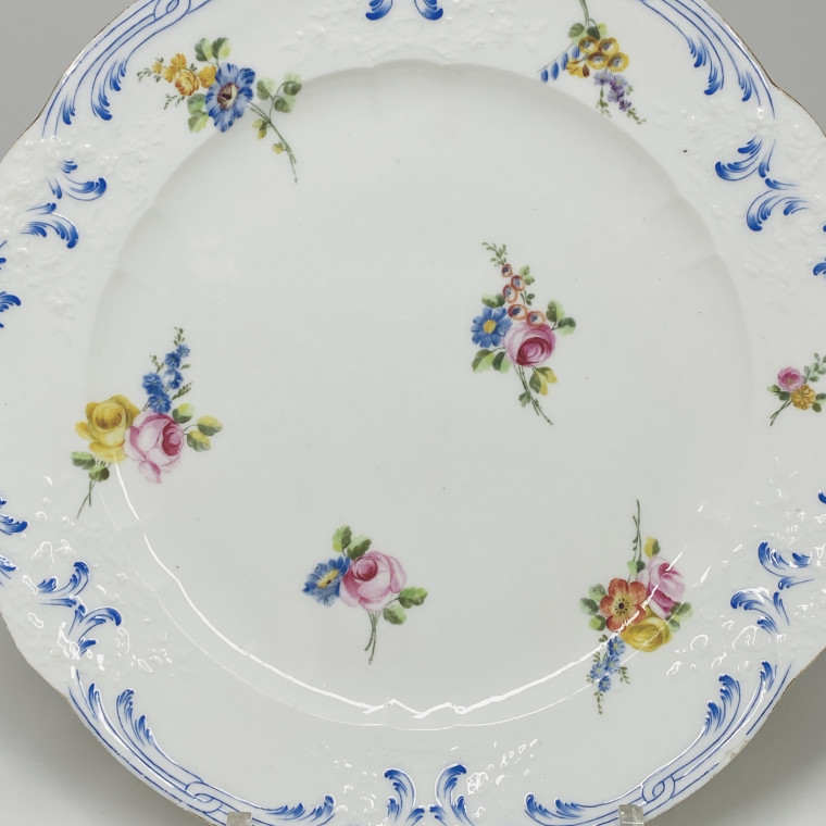 Sèvres - Plate decorated with bouquets of flowers dnd fruits - Eighteenth century
