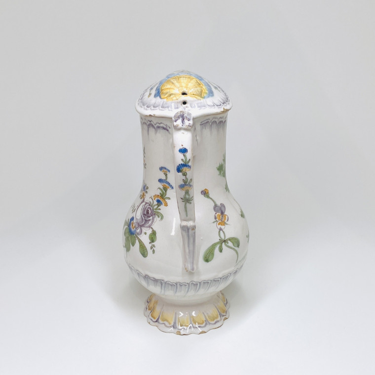 Varages - Rare pichet décoré d'une scène représentant "Le contrat mariage" - XVIIIe siècle