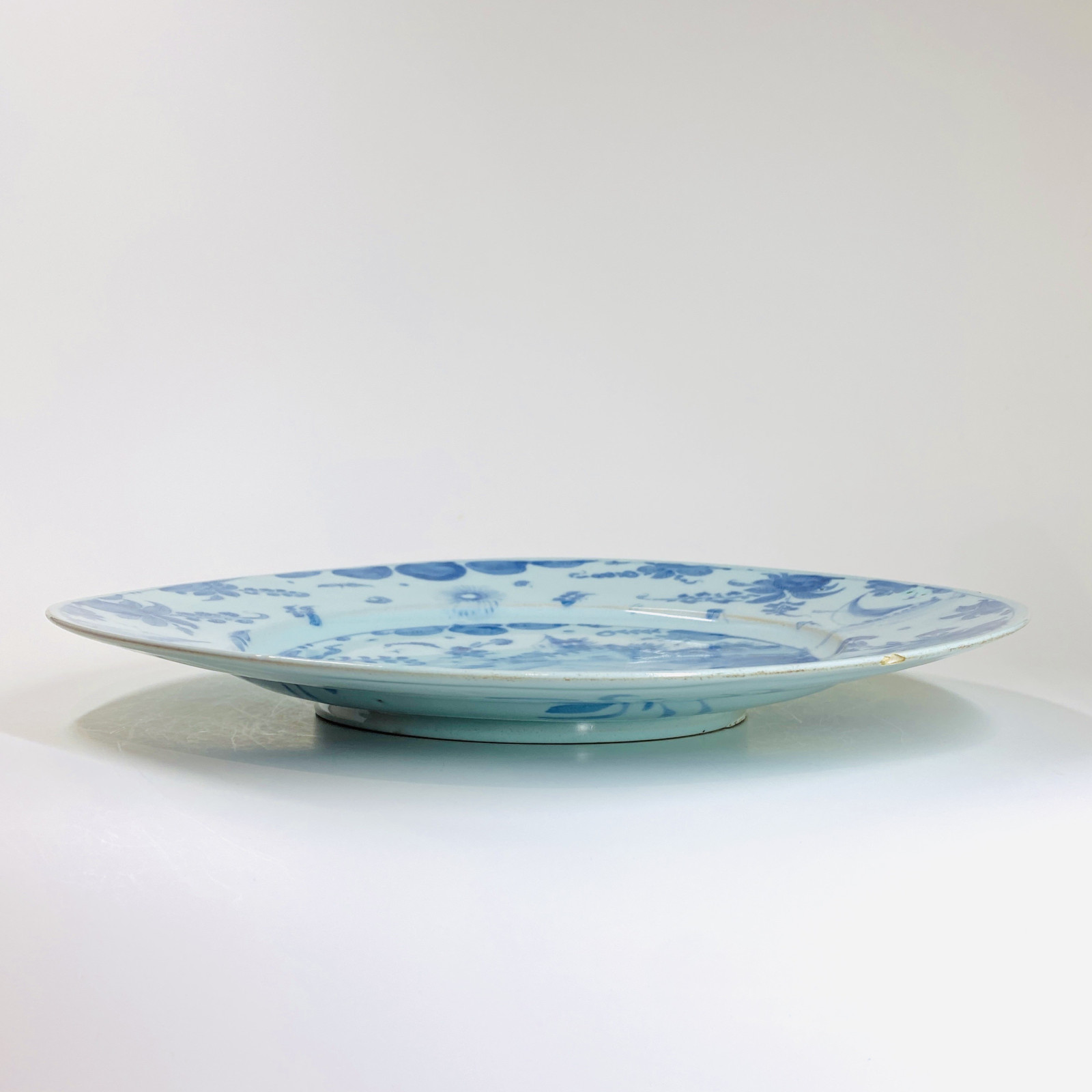 Savone – Grand plat à décor d'un pont devant un château – Vers 1700