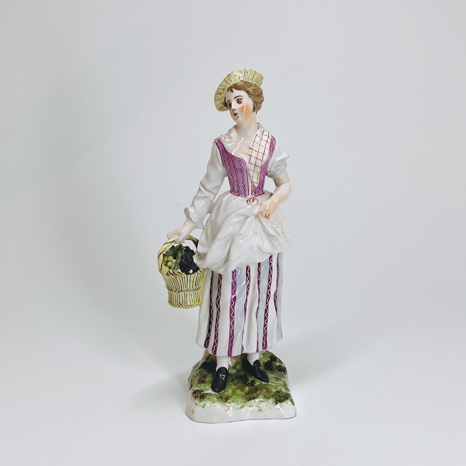 Lunéville - Earthenware statuette representing a young woman - Eighteenth century