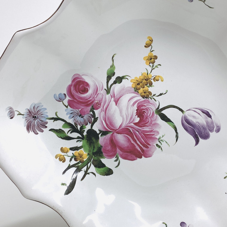 Strasbourg - Dish decorated with a large bouquet in fine quality - Eighteenth century