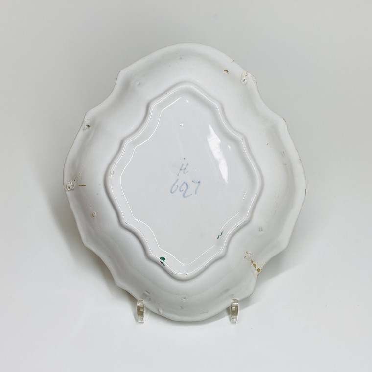 Strasbourg - Dish decorated with a large bouquet in fine quality - Eighteenth century