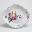 Strasbourg - Dish decorated with a large bouquet in fine quality - Eighteenth century