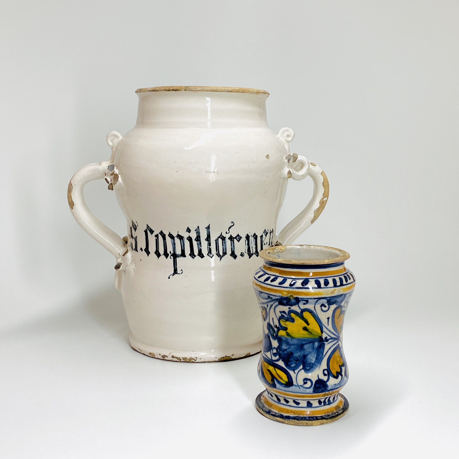 Grand albarello en majolique de Lyon - Fin du XVIe - Début du XVIIe siècle