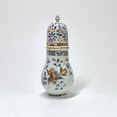 Rouen - Rare saupoudreuse à décor dit "au chèvrefeuille" - XVIIIe siècle