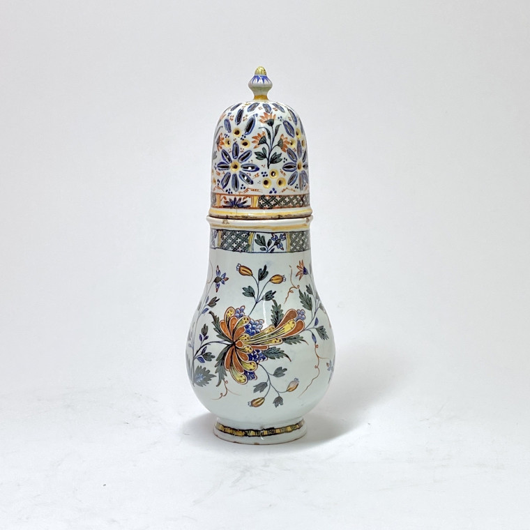 Rouen - Rare saupoudreuse à décor dit "au chèvrefeuille" - XVIIIe siècle