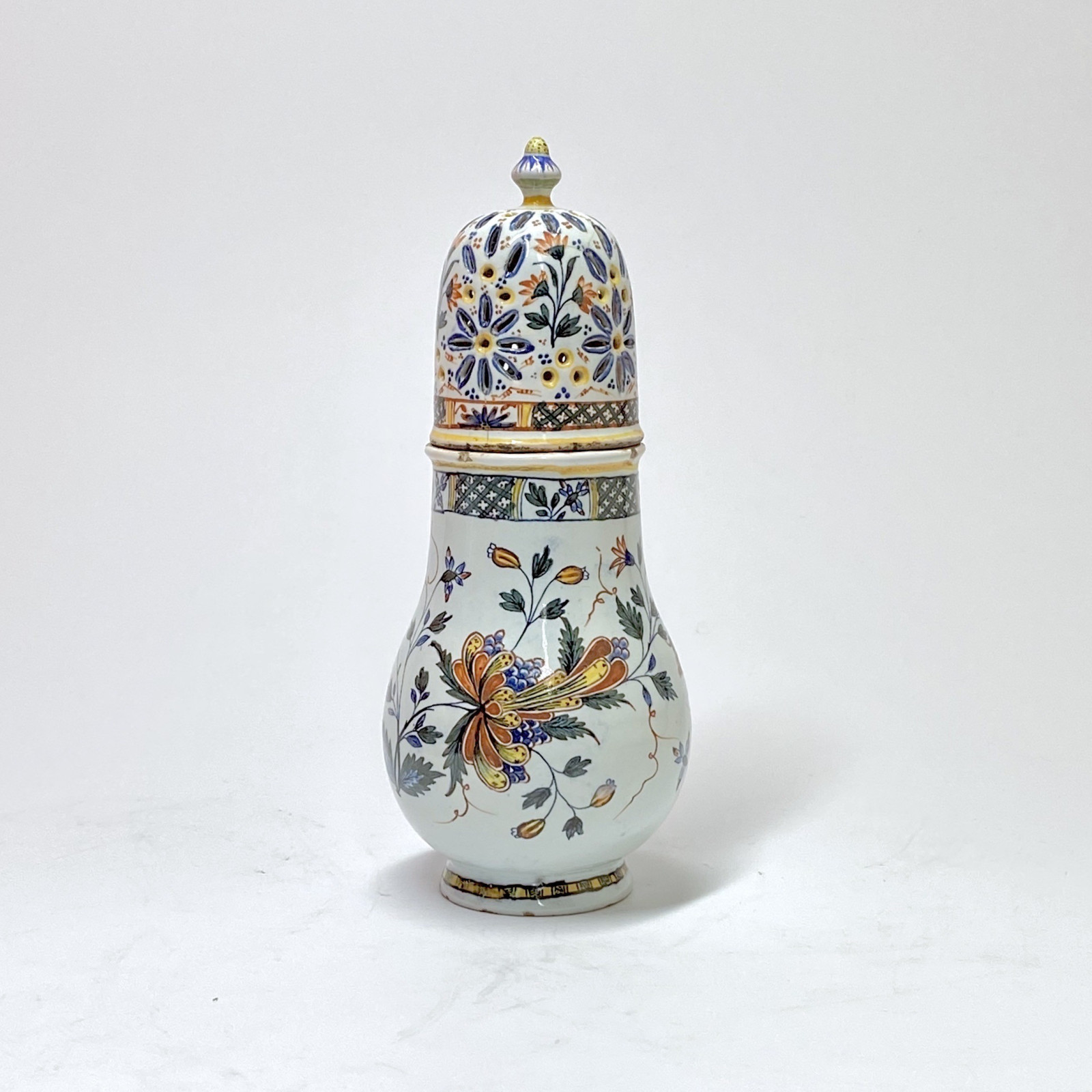 Rouen - Rare saupoudreuse à décor dit "au chèvrefeuille" - XVIIIe siècle