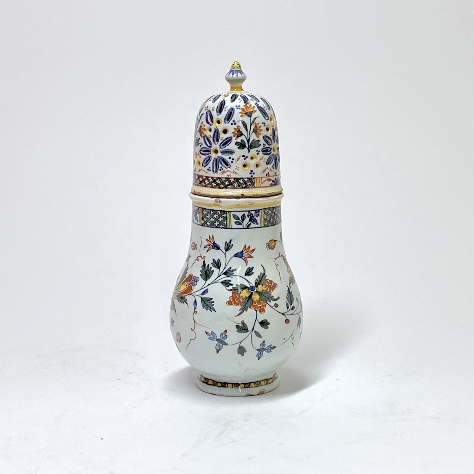 Rouen - Rare saupoudreuse à décor dit "au chèvrefeuille" - XVIIIe siècle