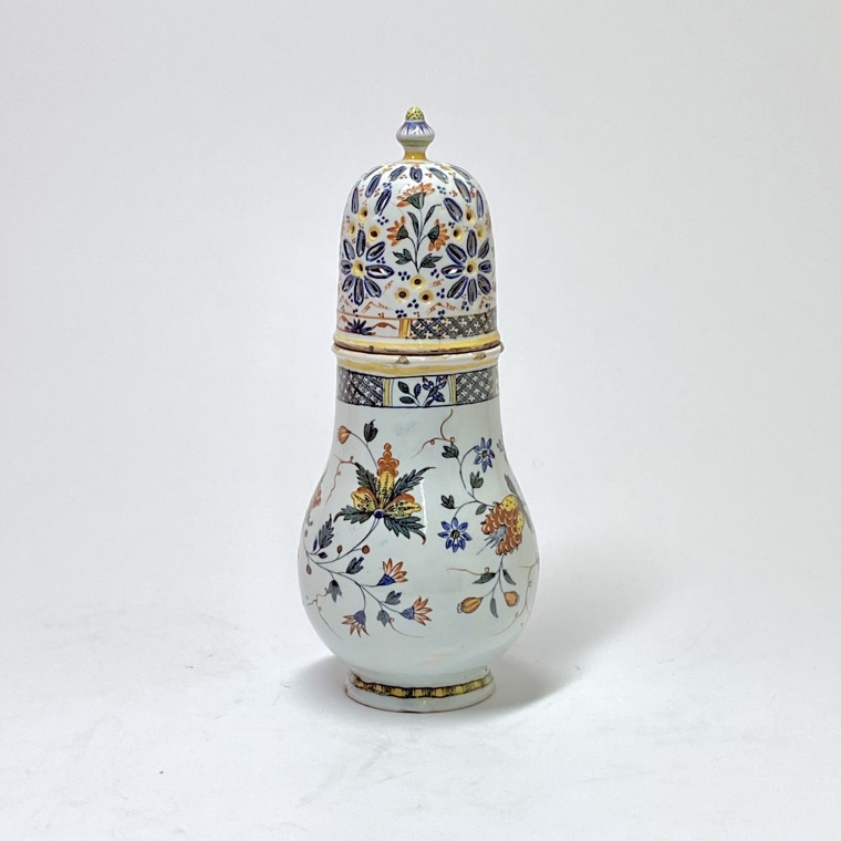 Rouen - Rare saupoudreuse à décor dit "au chèvrefeuille" - XVIIIe siècle