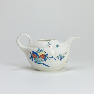 Chantilly - Soft porcelain teapot with Kakiemon decoration - Circa 1740