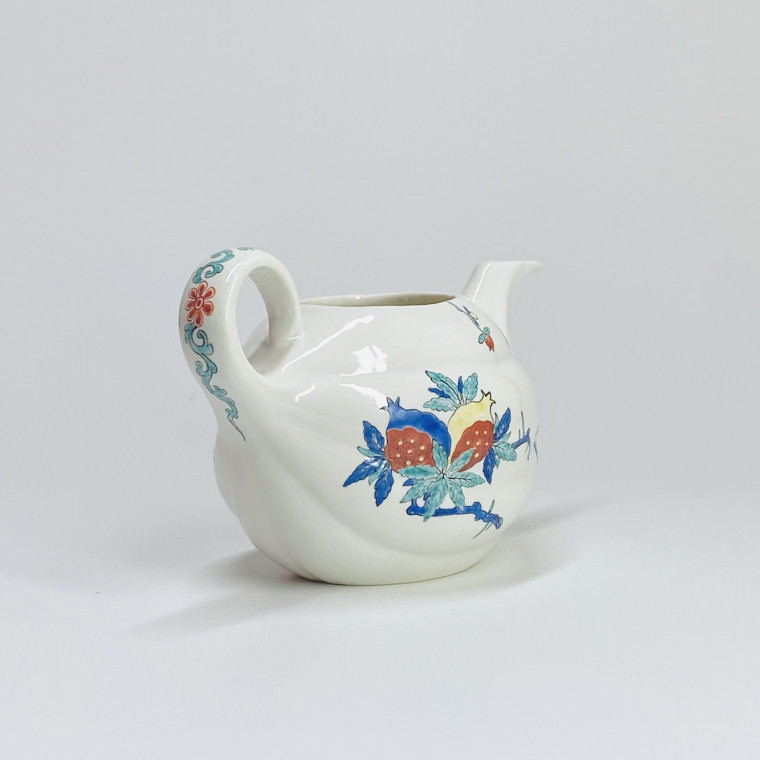 Chantilly - Soft porcelain teapot with Kakiemon decoration - Circa 1740