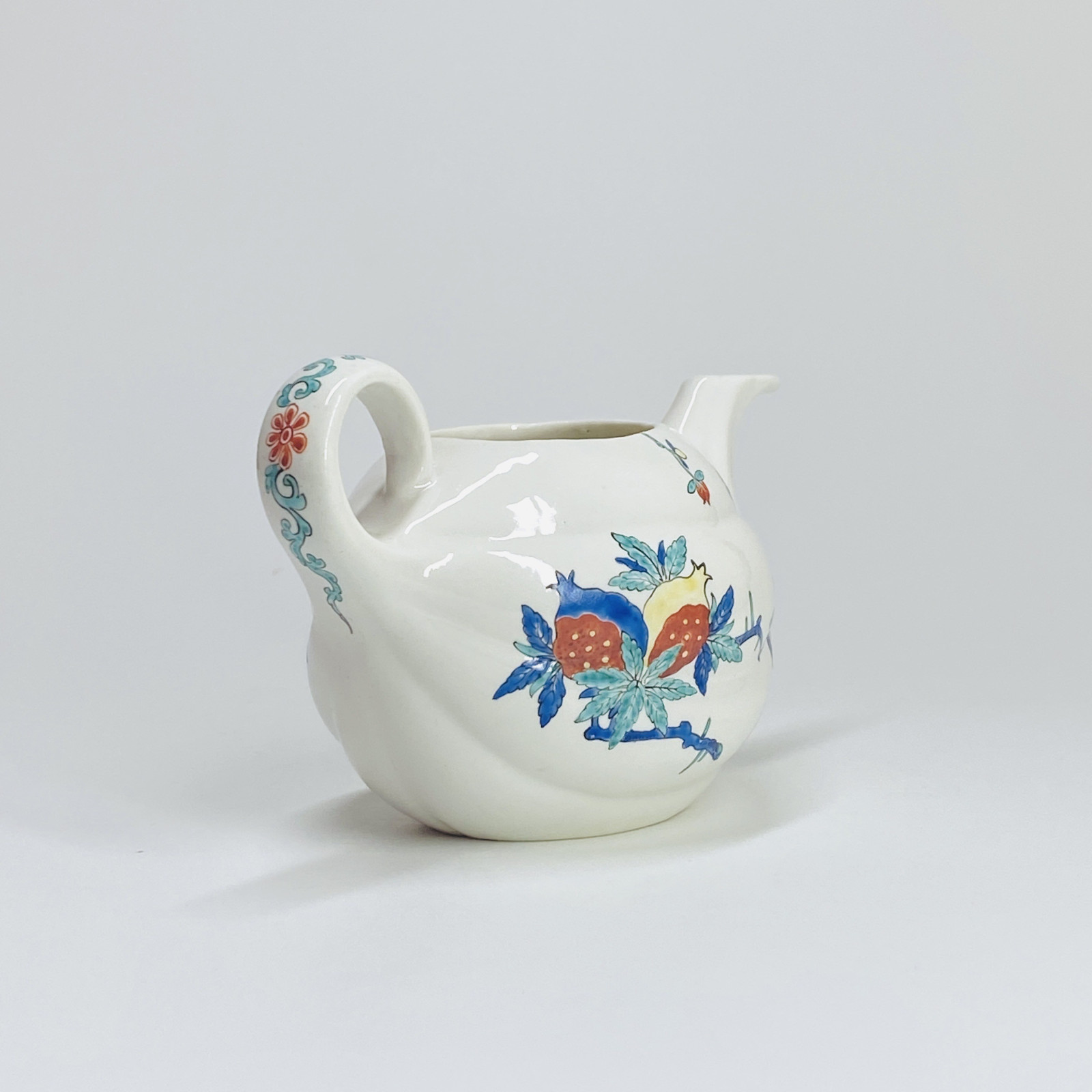 Chantilly – Théière en porcelaine tendre à décor Kakiemon – Vers 1740
