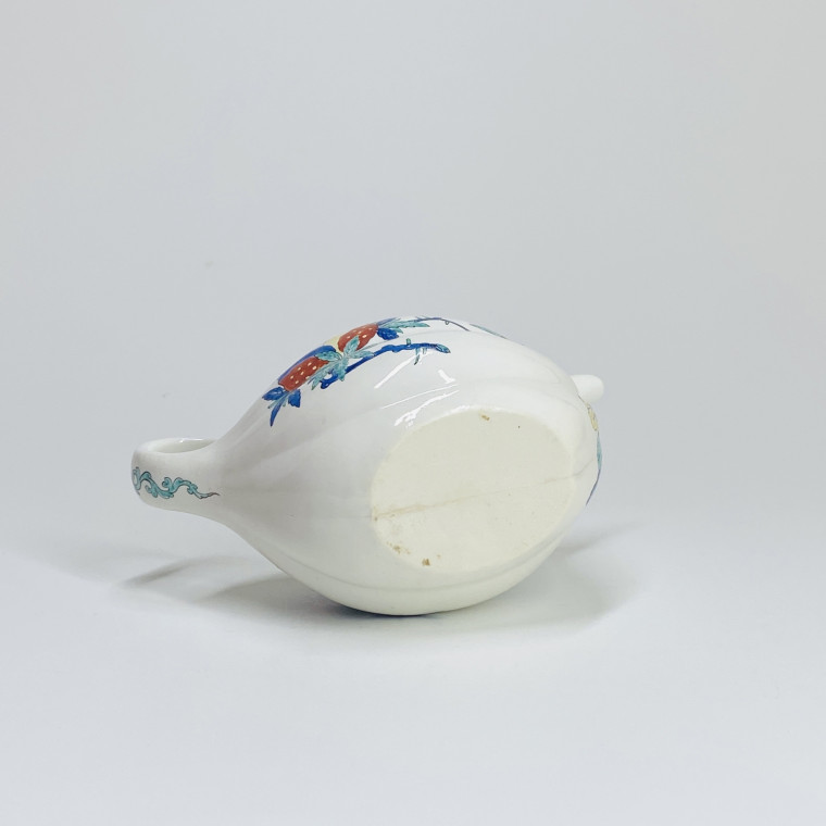 Chantilly - Soft porcelain teapot with Kakiemon decoration - Circa 1740