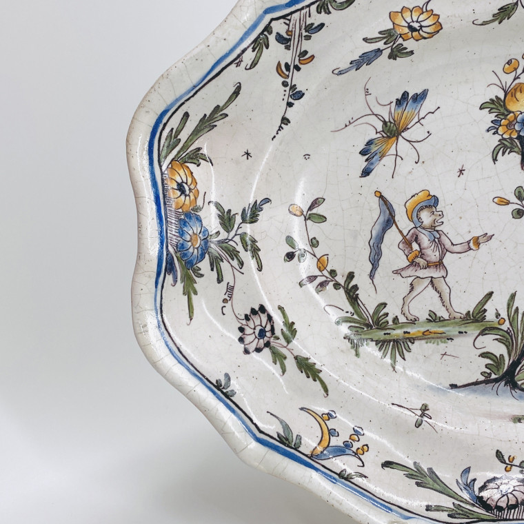 Lyon - Plat à décor de grotesques - XVIIIe siècle