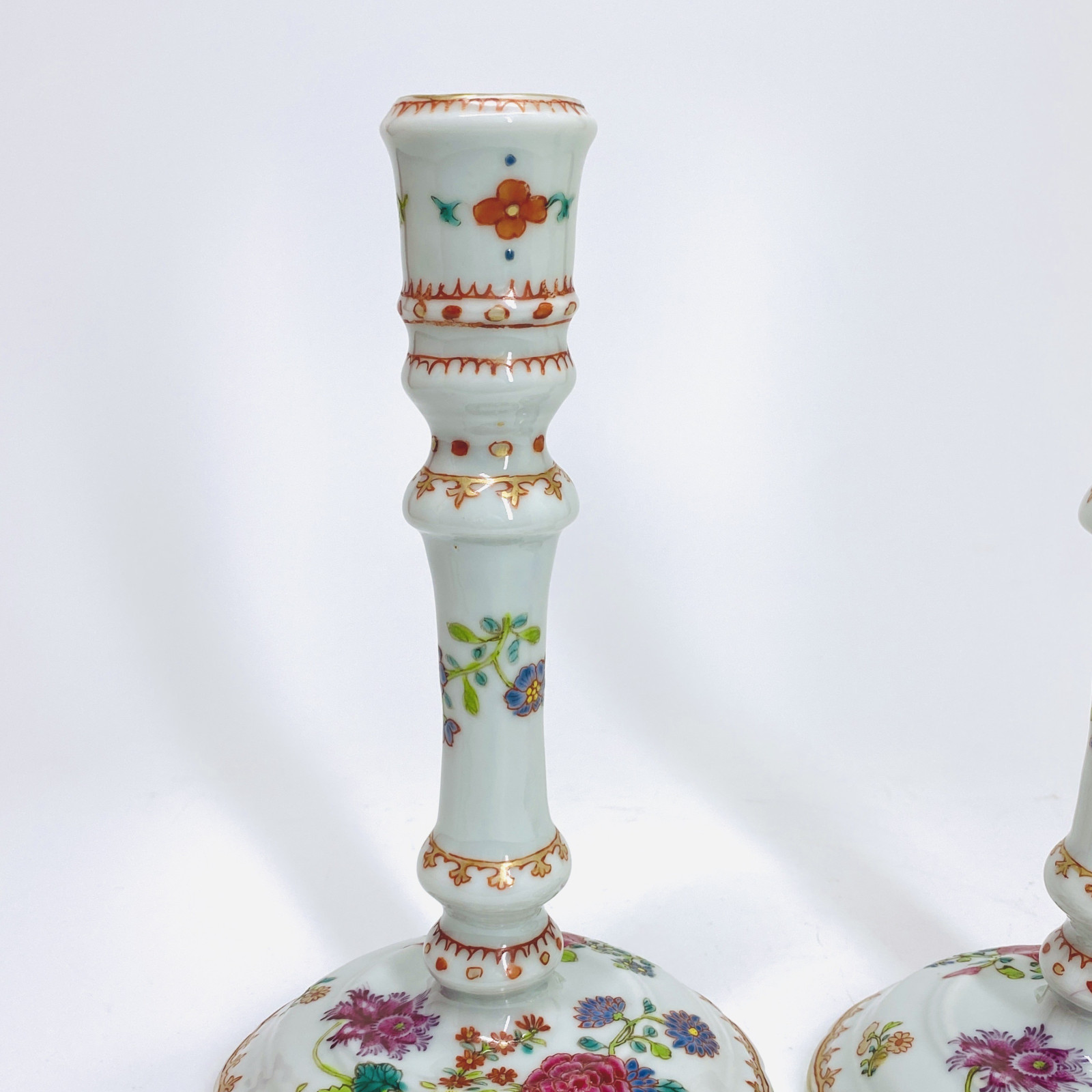 Rare paire de bougeoirs de la compagnie des Indes d’époque Qianlong (1735-1796)