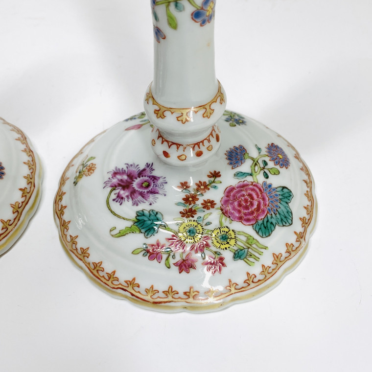 Rare paire de bougeoirs de la compagnie des Indes d’époque Qianlong (1735-1796)