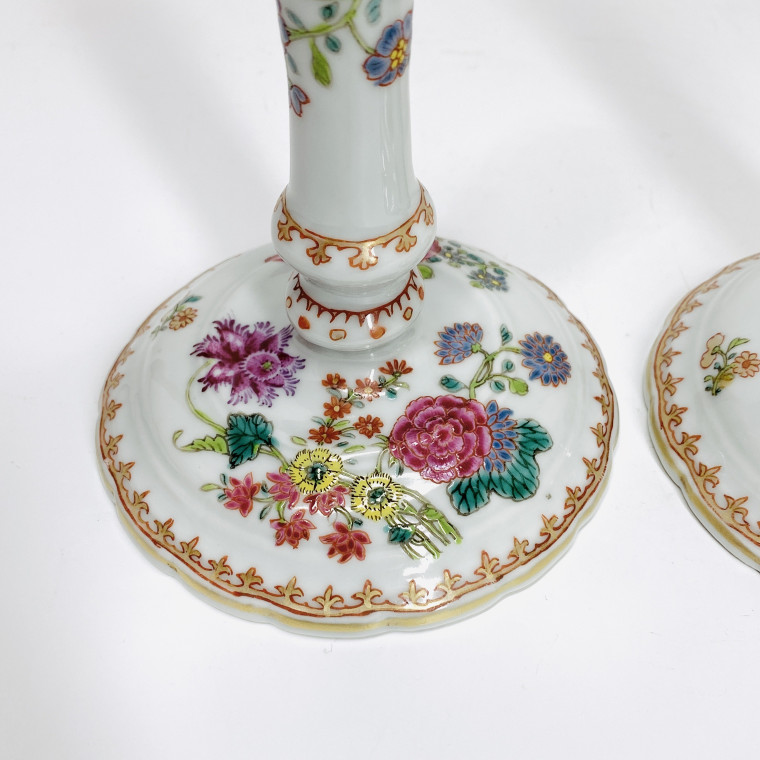 Rare paire de bougeoirs de la compagnie des Indes d’époque Qianlong (1735-1796)