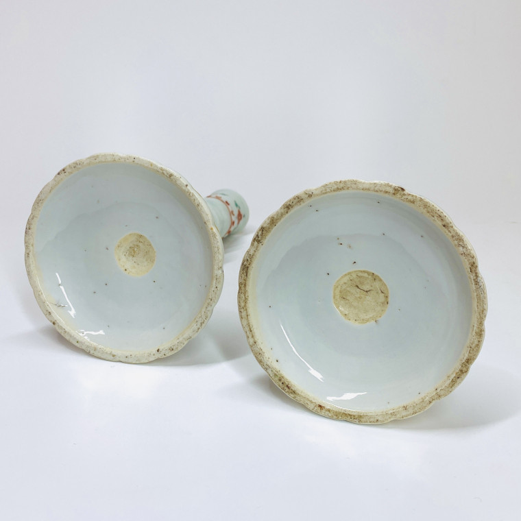 Rare paire de bougeoirs de la compagnie des Indes d’époque Qianlong (1735-1796)