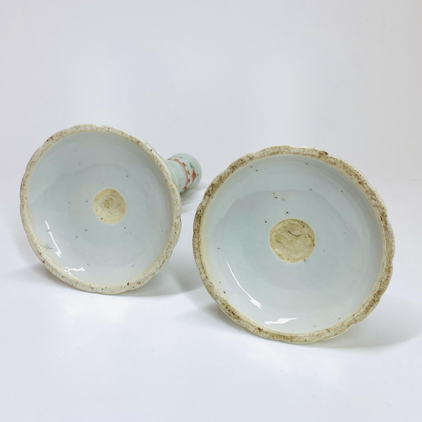 Rare paire de bougeoirs de la compagnie des Indes d’époque Qianlong (1735-1796)