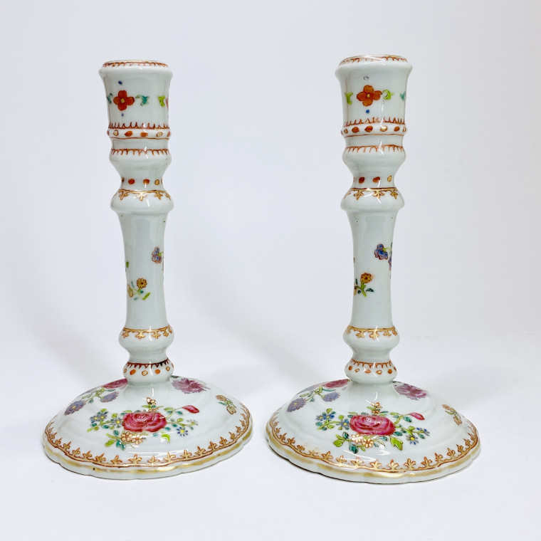 Rare paire de bougeoirs de la compagnie des Indes d’époque Qianlong (1735-1796)